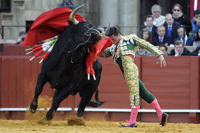 Pase de pecho de piton a rabo de Urdiales en el cuarto.