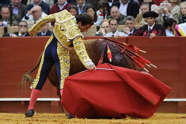 ...el toro no terminó de ayudarle en la faena.