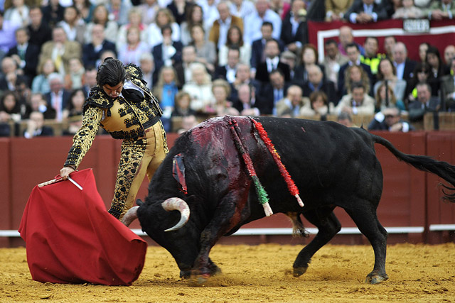 El sevillano comienza con la mano muy baja.