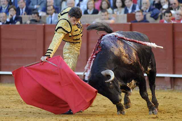 El sevillano se volcó en la faena al sexto, pero el manso no le dejó.