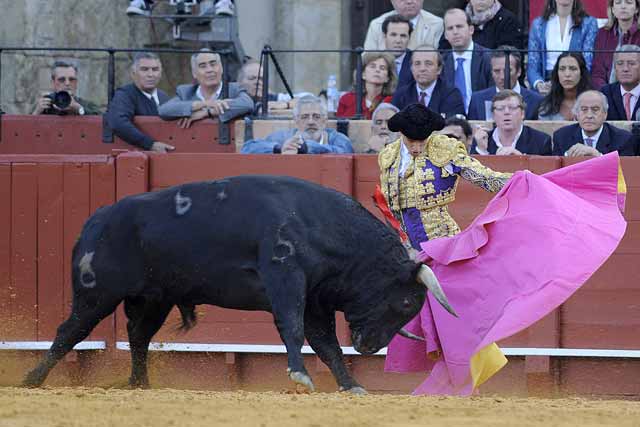 Oliva Soto saluda con el capote al quinto de la tarde.