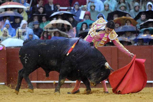 Miguel Ángel Perera intenta alargar la embestida del tercero.