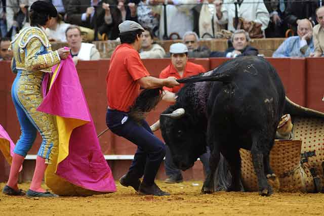 Doble derribo del quinto al picador Josele.