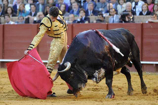 Uno de los buenos muletazos con la derecha que le pudo 'robar' al manso.