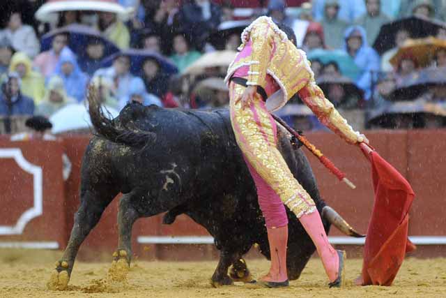 Bien rematado el muletazo: se lo lleva hasta detrás de la cadera.