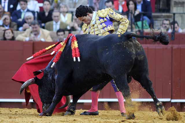 Bajando la mano y metiendo la cintura en el ajuste.