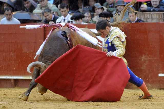 Doblones por bajo para abrir otra faena memorable.