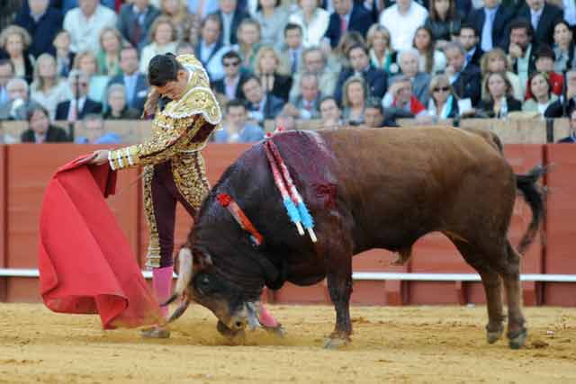 Manzanares iniciando el pase de pecho.