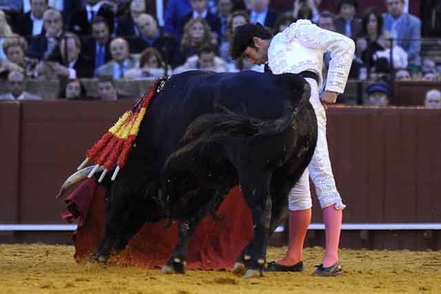 Cayetano tampoco tuvo suerte con el último del festejo.