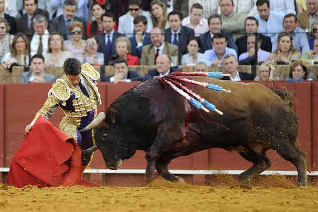 Manzanares abre por bajo la faena a su segundo astado.