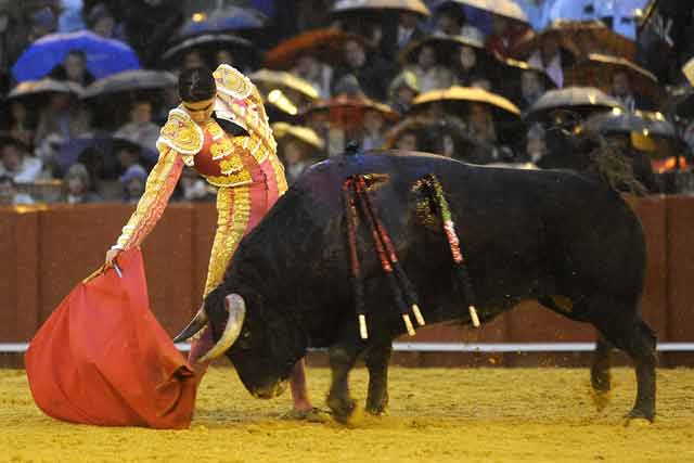 Tampoco Perera pudo acercarse en el sexto al nivel de El Juli.