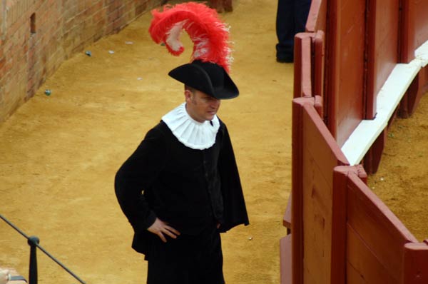 Zulueta siempre atento a lo que acontece en la plaza (FOTO: Javier Martínez)