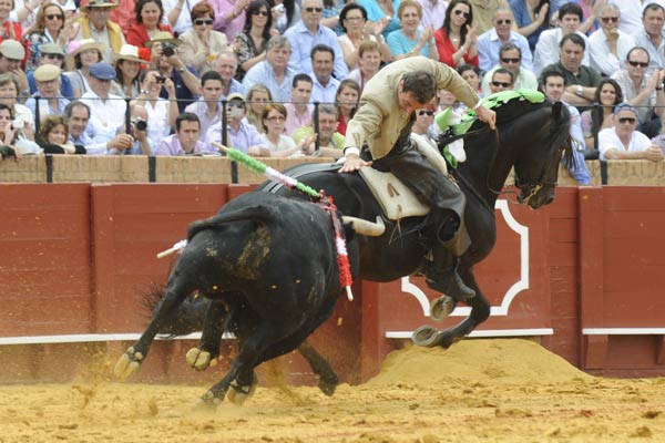 A lomos de Pericalvo formó el taco en la Maestranza.