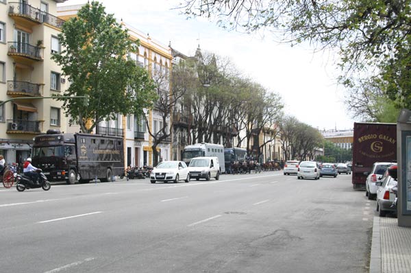 El Paseo Colón sevillano, poblado de camiones toreros.