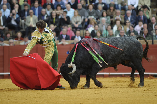 Un derechazo de César Jiménez. (FOTO: Matito)