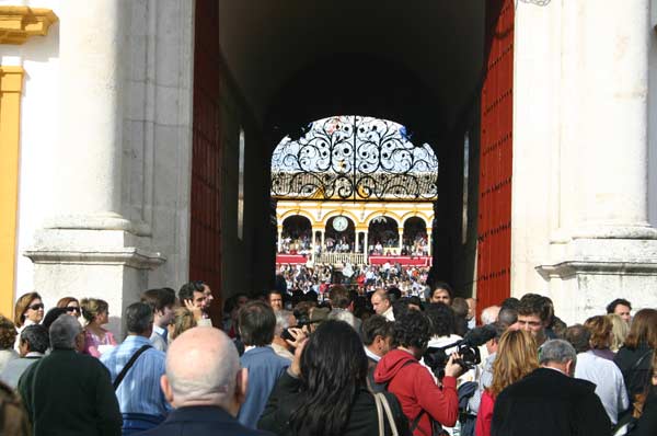 Exterior de la Puerta del Príncipe, cinco minutos antes de empezar. (FOTO: Javier Martínez)