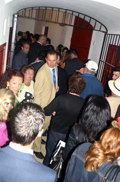 Colapso en los corredores interiores de la plaza. (FOTO: Javier Martínez)