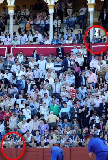 En el círculo inferior, Carmen Tovar en el burladero de la Junta de Andalucía, al que solía asistir su marido. En el superior, la nueva ubicación -tambien destinada a cargos de la Junta- del marido de la delegada Carmen Tovar. (FOTO: Sevilla Taurina)