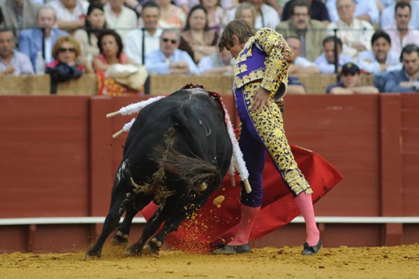 Derechazo de Manuel Díaz 'El Cordobés'. (FOTO: Matito)