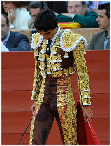 Miguel Ängel Delgado con la cornada el sábado. (FOTO: Matito)