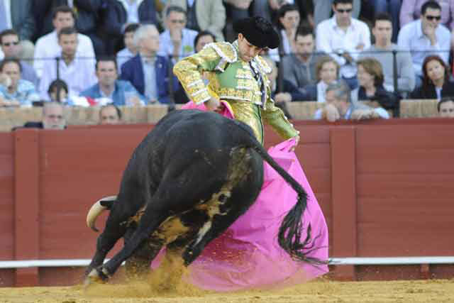 Cristian Escribano con el capote. (FOTO: Matito)