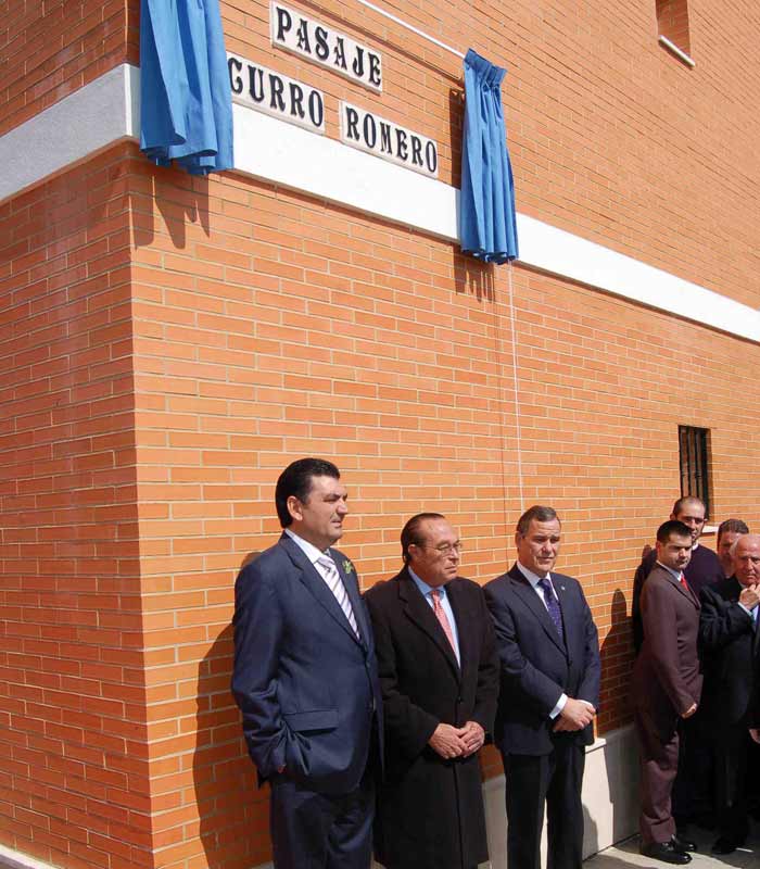 Curro, junto al presidente de su peña en Écija y el alcalde. (FOTO: Toros para todos)