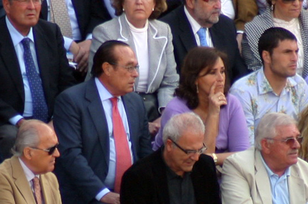 Curro Romero y su mujer, Carmen Tello, atentos a la lidia. (FOTO: Javier Martínez)