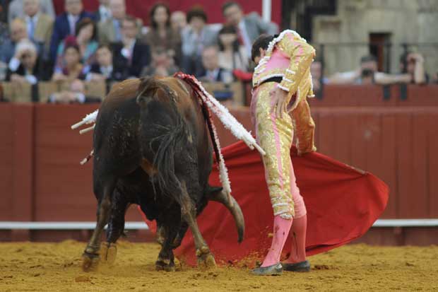 El sevillano Daniel Luque lo intenta sobre la mano derecha. (FOTO: Matito)