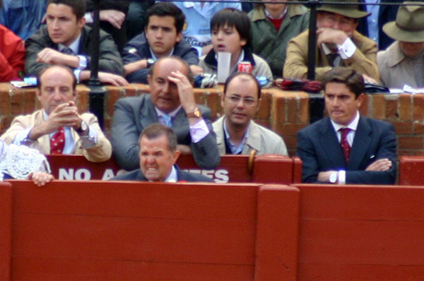 El equipo de El Cid mientras torea lo dice todo: Joaquín Moeckel prefiere ni mirar, Manuel Tornay medio se tapa los ojos, y Santi Ellauri y el mozo Pepe Valiente aprietan los dientes. (FOTO: Javier Martínez)