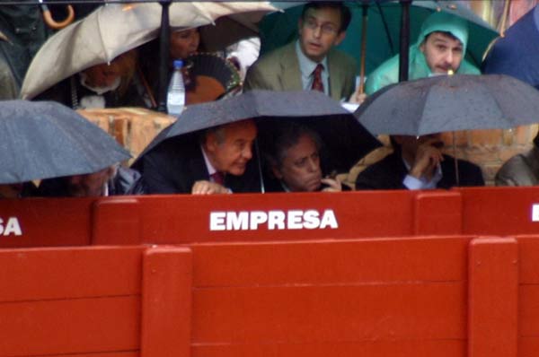 El empresario ramón valencia aguanta el chaparrón. (FOTO: Javier Martínez)