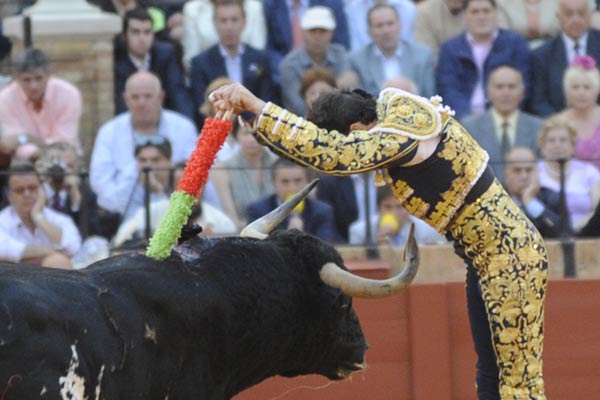 El Fandi clava arriba las banderillas. (FOTO: Matito)