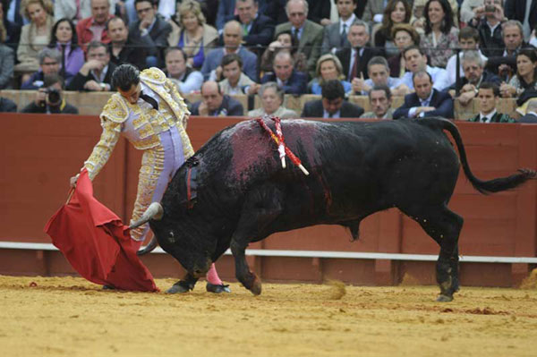 Buen derechazo de Iván Fandiño. (FOTO: Matito)