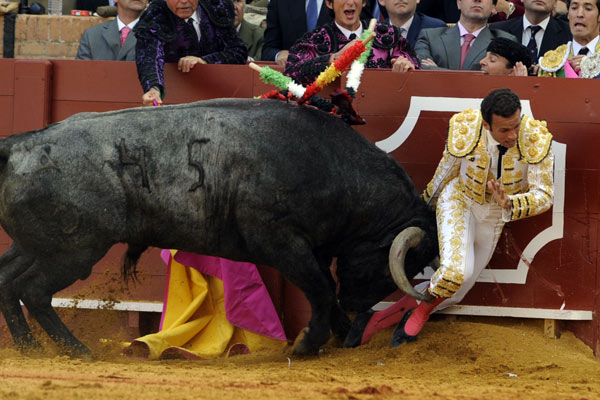 Ferrera hunde los pies en el montón de albero tras el par y pierde el equilibrio.