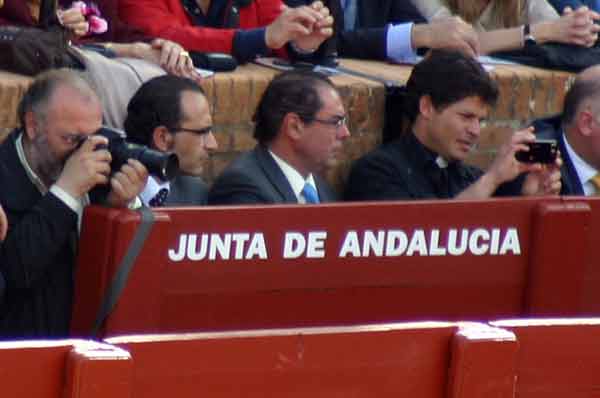 Dos nuevos fotógrafos en el burladero de la Junta; uno, hasta cura. (FOTO: Sevilla Taurina)