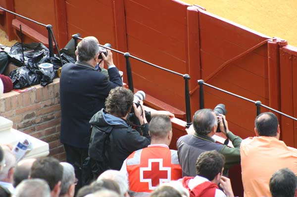 En contra, profesionales de la fotografía taurina han quedado relegados a subirse a bancos de poca estabilidad en esquinas o puertas, fuera del callejón.