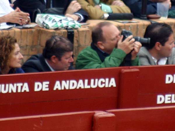 ¿Otro veterinario aficionado a la fotografía? A su lado, el Jefe de Servicio de Espectáculos de la Junta en Sevilla, José Antonio Delgado. (FOTO: Sevilla Taurina)