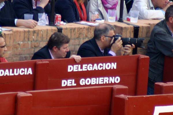 El jueves, José Antonio Delgado también al lado de un 'aficionado' a la fotografía. Mientras, varios fotógrafos profesionales, fuera del callejón. (FOTO: Sevilla Taurina)