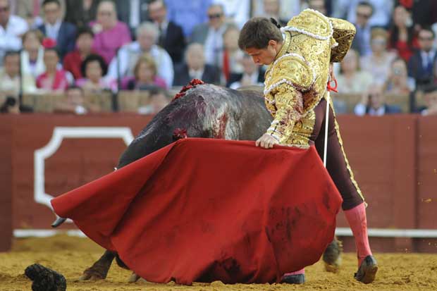 Sensacional muletazo al natural de El Juli. (FOTO: Matito)