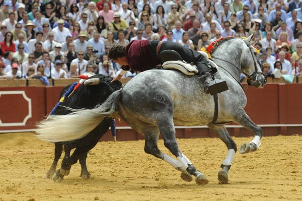 Aunando espectacularidad con  rejoneo clásico