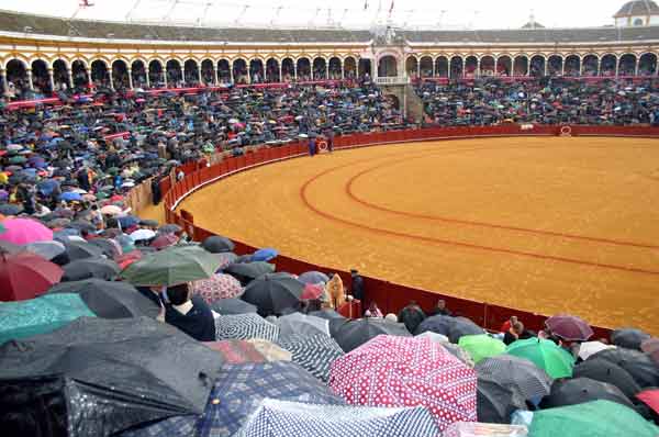 Aspecto de la plaza antes de comenzar el festejo. (FOTO: Javier Martínez)