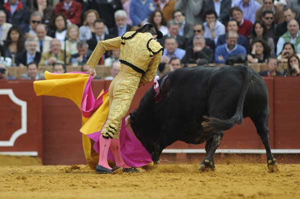 Daniel Luque remata con el capote. (FOTO: Matito)