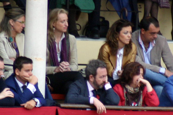 La directora general de Espectáculos de la Junta de Andalucía, Macarena Bazán, en una discreta grada de sombra. (FOTO; Javier Martínez)