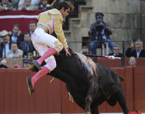 Macías, en el momento de sufrir la grave cornada. (FOTO: Matito)