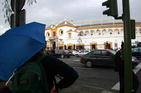 Tarde desapacible en la Maestranza, con paraguas abiertos. (FOTO: Javier Martínez)