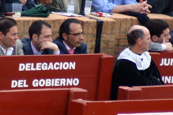 El marido de la delegada Carmen Tovar, con gafas, en el burladero oficial de la Junta.