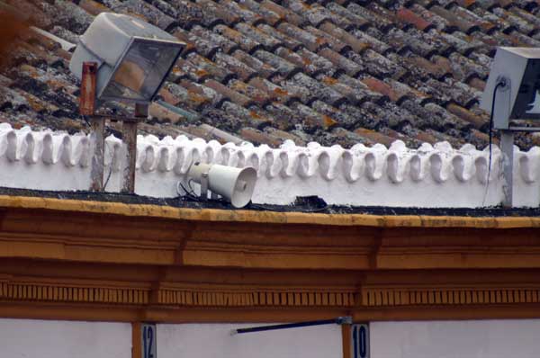 Los pequeños altavoces camuflados en los tejadillos de la plaza. (FOTO: Javier Martínez)