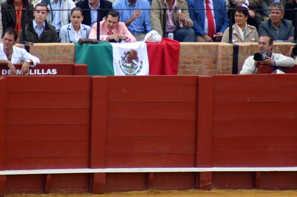 No se permiten pancartas, pero sí la enseña nacional mexicana. (FOTO: Javier Martínez)