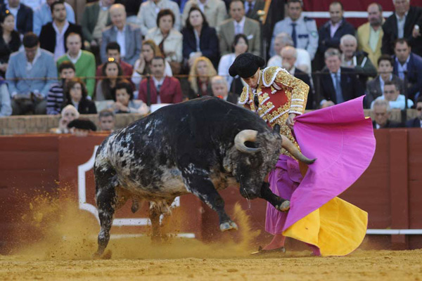 Antonio Nazaré remata con el capote. (FOTO: Matito)