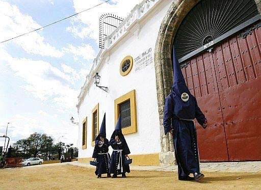 Nazarenos en la Maestranza.