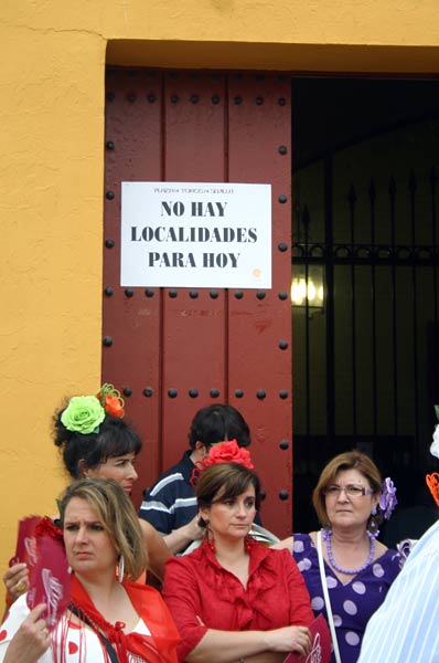 Los mediáticos siempre llenan. En los pueblos...y en Sevilla (FOTO: Javier Martínez)